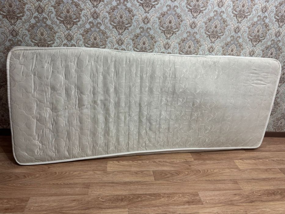 Продам матрас в хорошем состоянии размер 90х180