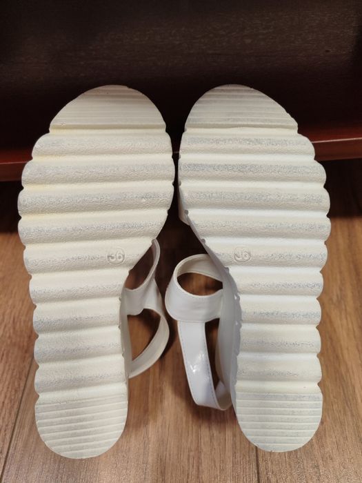 Чисто нови бели сандали и гуменки N36 - 30 лева