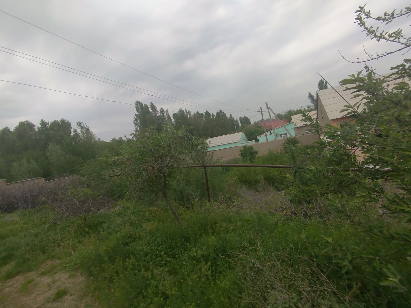 Toshkent viloyati Bekobod shahar 5-uchastkadan uy sotiladi