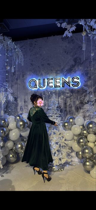 Изумрудное бархатное платье