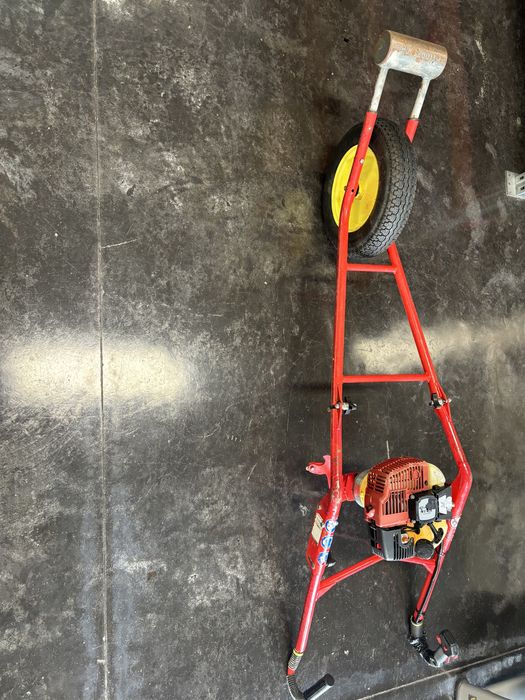 Motoburghiu masina dat gauri in pamant Stihl Husqvanra