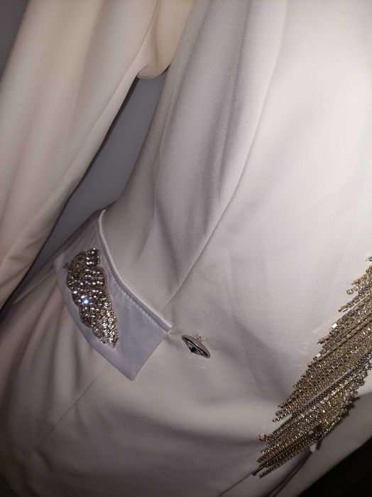 Compleu alb /costum sacou franjuri pietre,pantaloni talie inalta BBY