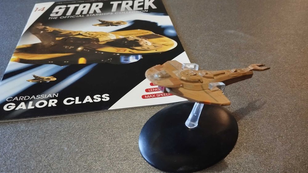 STAR TREK model and magazine collection 
модел и колекция от списания
