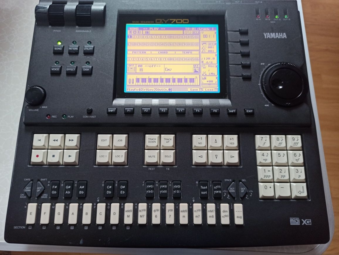 Yamaha QY700 groovebox/sequencer