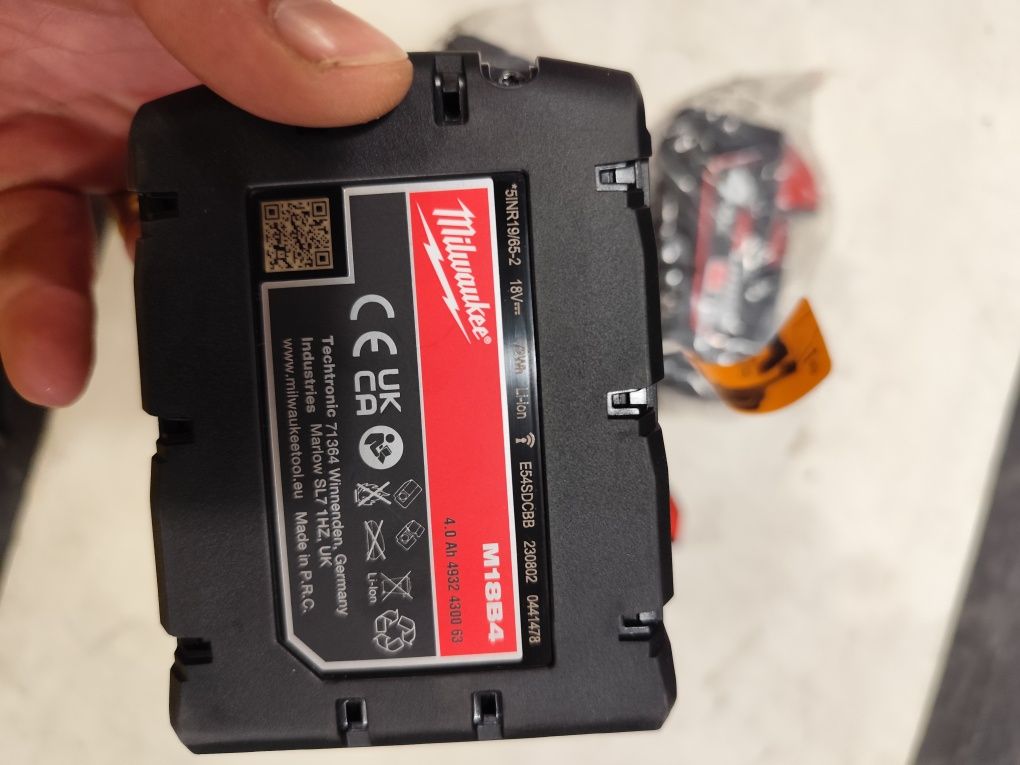 Милуоки батерия 18 волта 4 амперачаса Milwaukee M18 B4