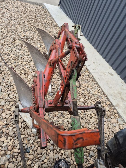 Plug kverneland cu 3 brazde