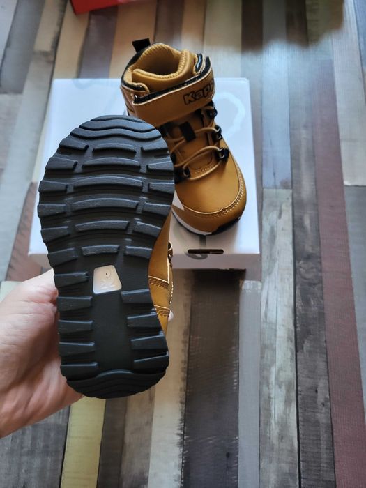 Продавам чисто нови детски боти на Kappa