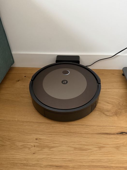 Aspirator robot Roomba J9, impecabil, in garantie pana in 02.2027