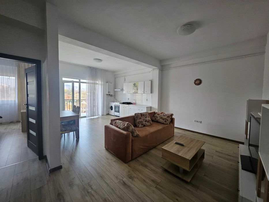 Închiriez apartament frumos cu 2 camere și parcare inclusă