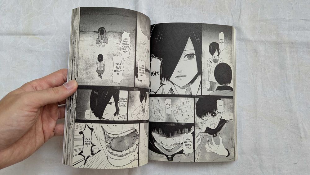 Carte manga "Tokyo Ghoul", volumul 1, în engleză