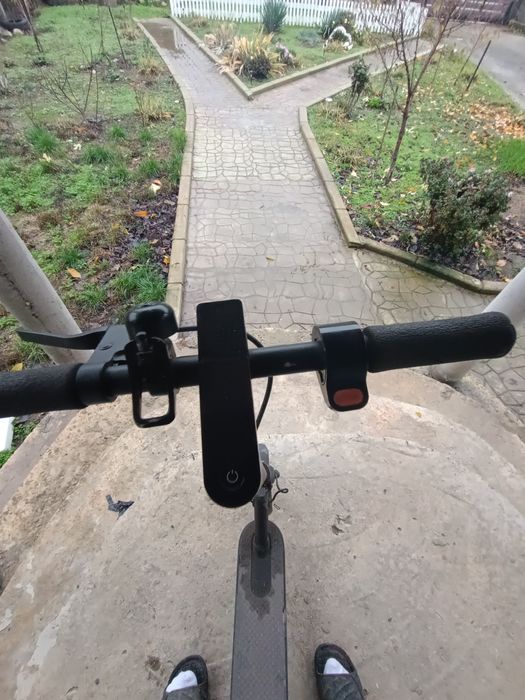 Vând trotineta electrica Xiaomi esențial cu ecran defect