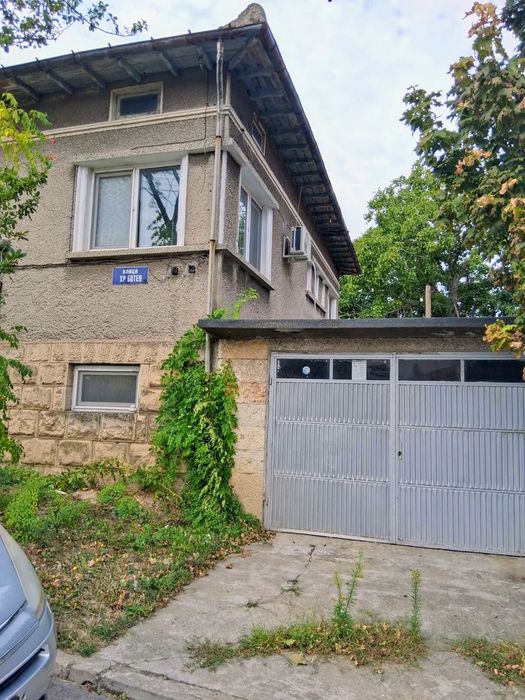 Продавам къща с двор гараж и стопанска постройка