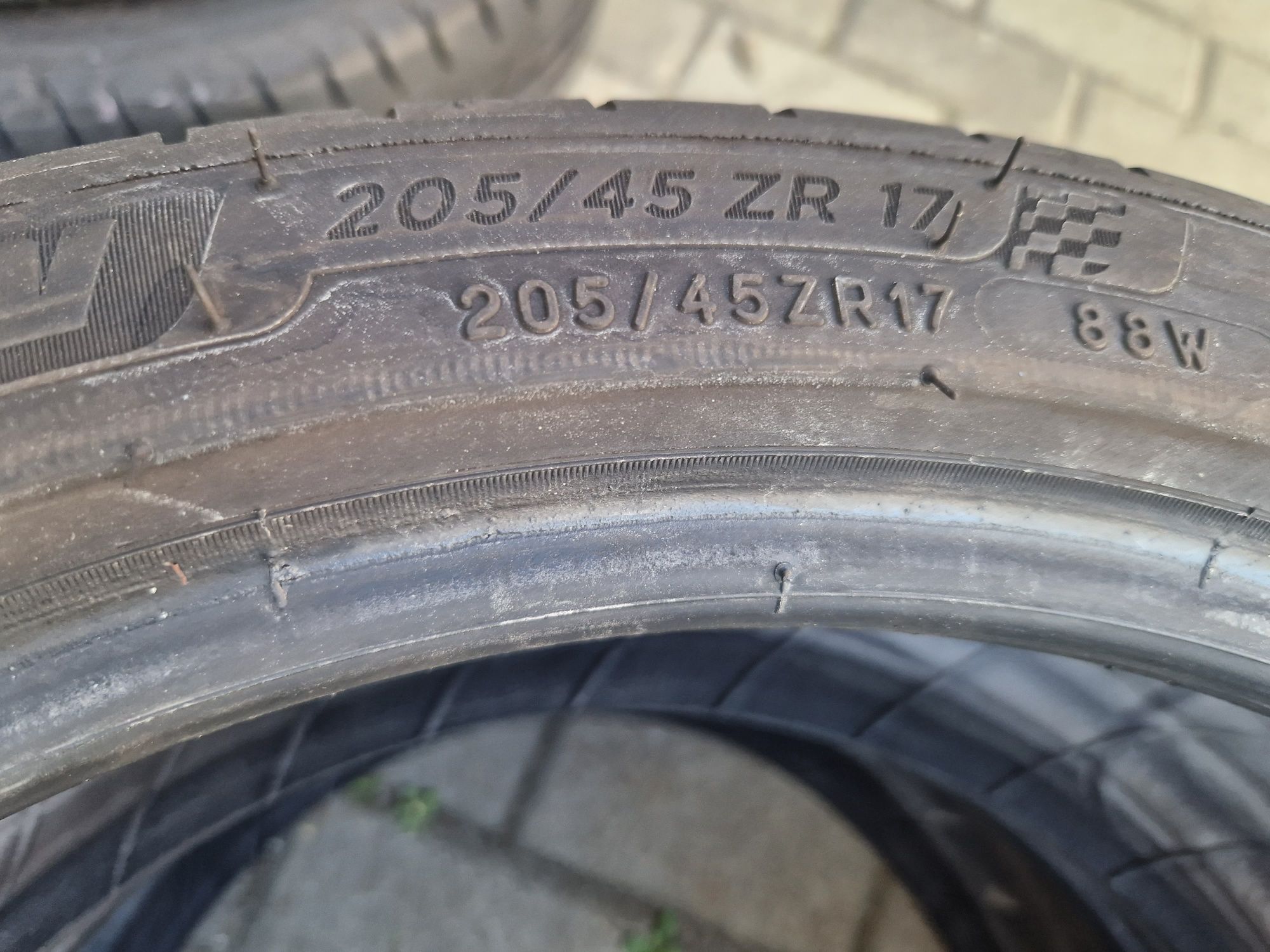 Două cauciucuri;205 45 17 de vară,Michelin