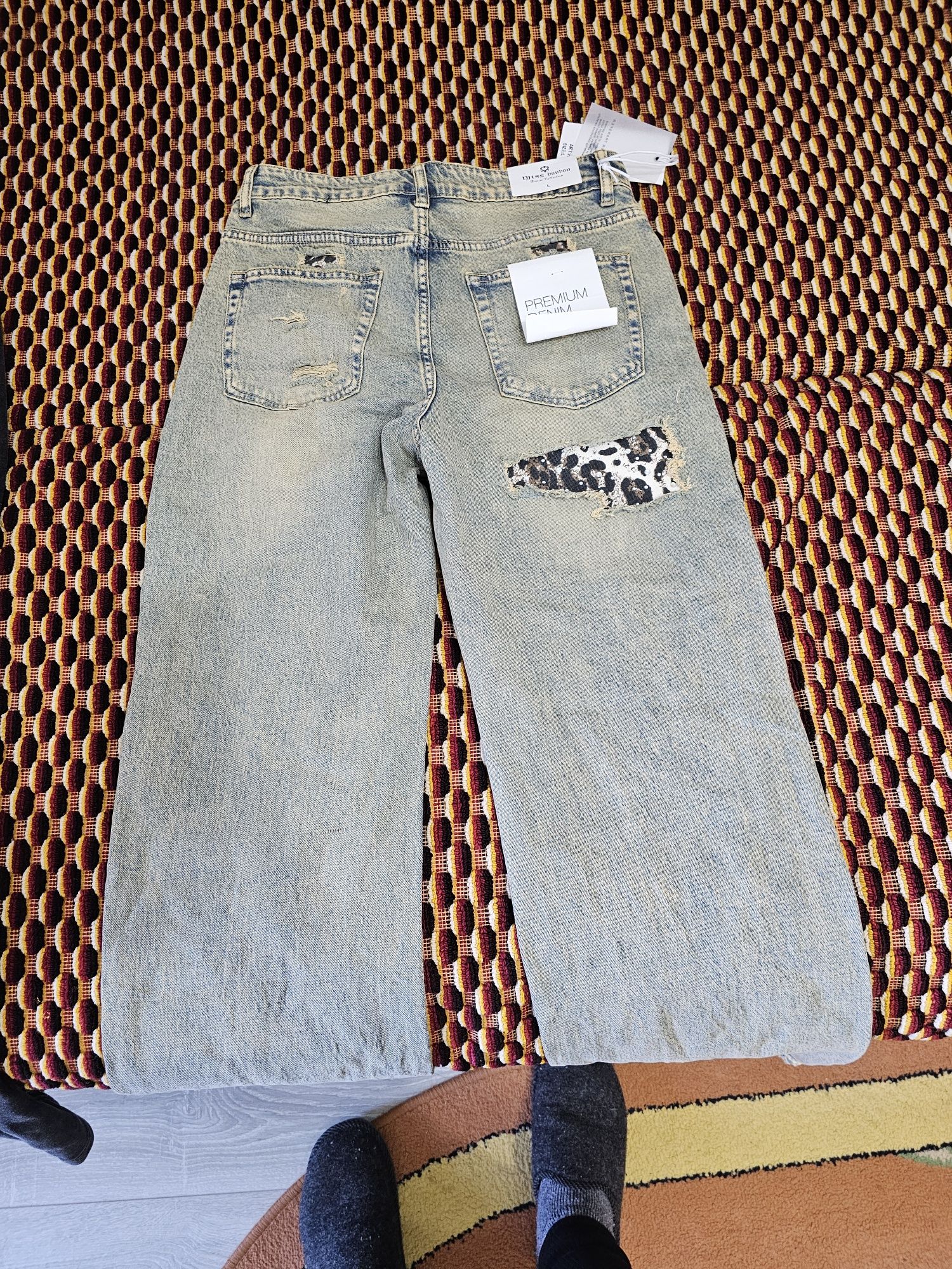 Blugi din denim de un albastru uzat cu rupturi  și animal print