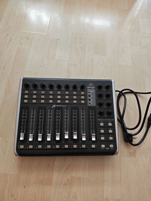 Midi контролер Behringer Xtouch Compact с моторизирани фейдъри