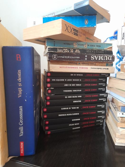 aproximativ 80 de carti vechi în stare bună