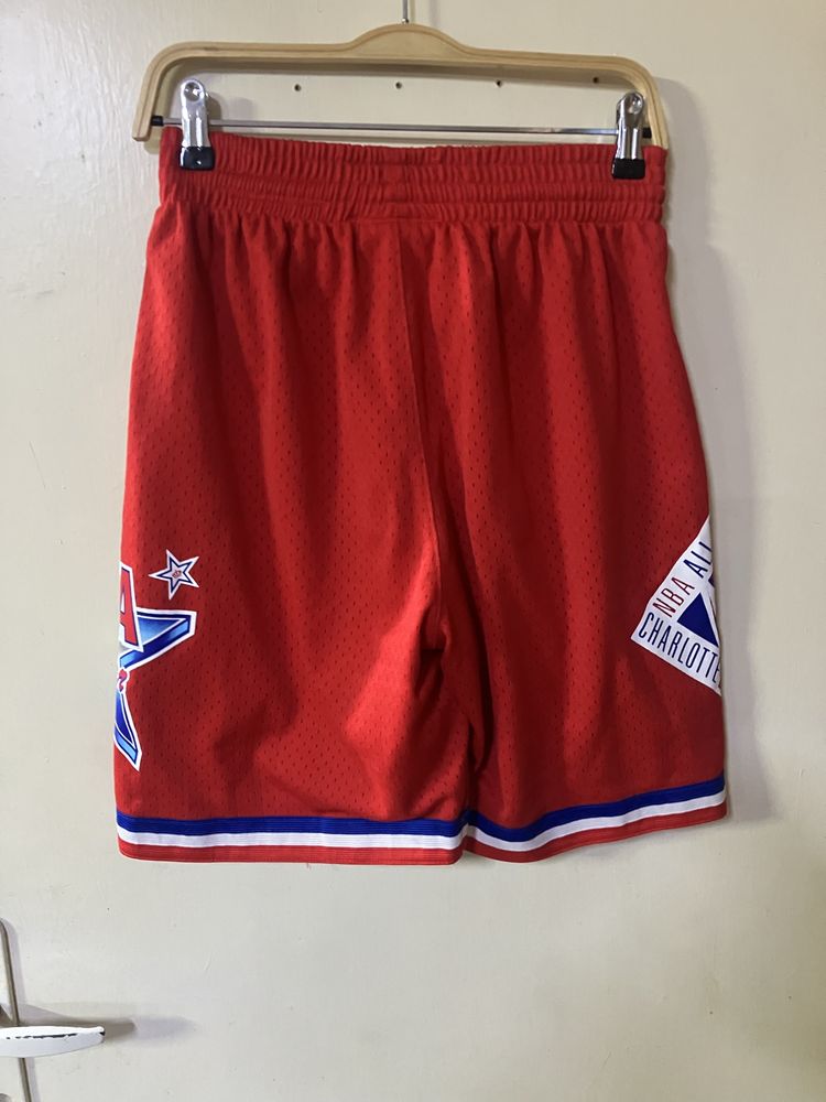 Мъжки червени шорти от NBA  на ,,Mitchell & Ness” размер S/M