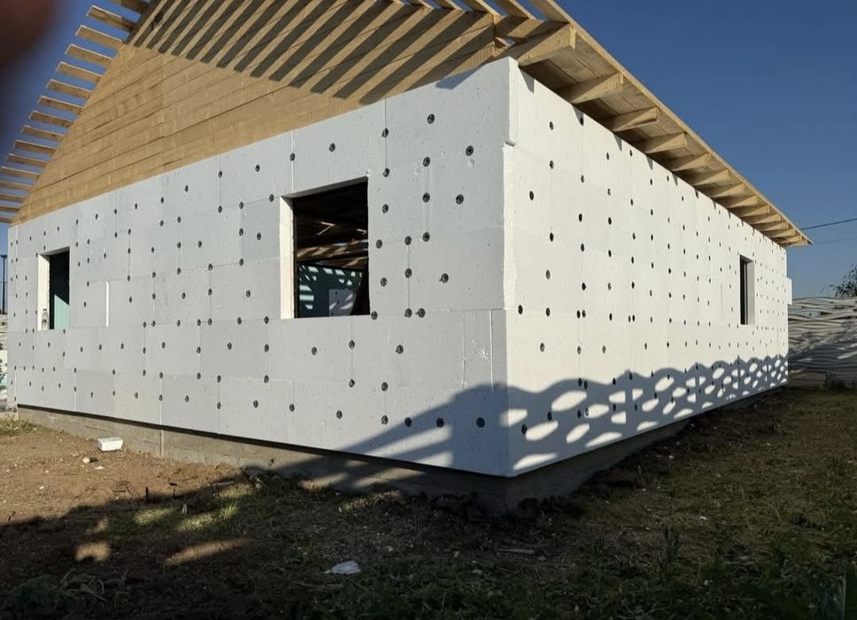 Vand casa de locuit pe structura metalica