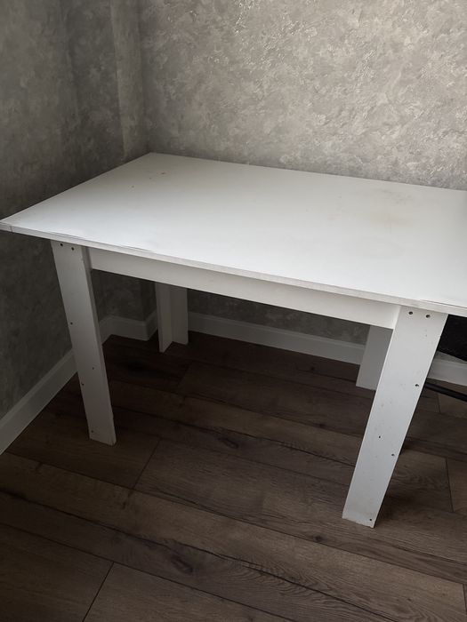 Стол состояние среднее. Отдам бесплато. Заберете сами