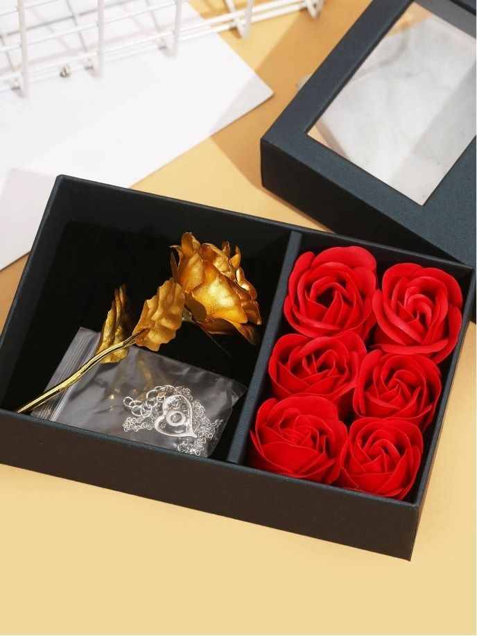 Подаръчен комплект колие с послание на 100 езика ,6 рози + златна роза