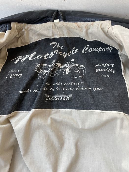 Geaca din piele naturala.