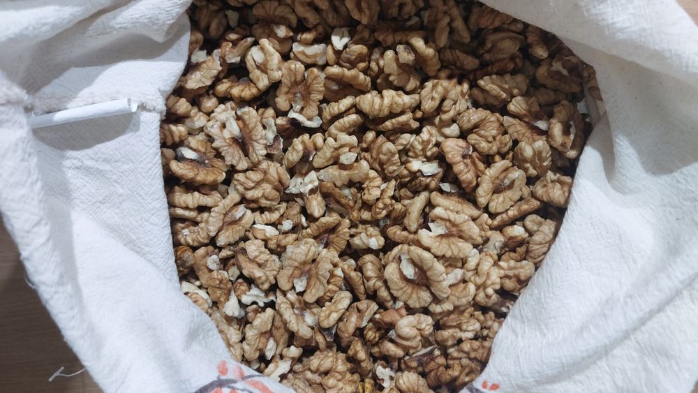 Vând miez de nucă anul 2025.