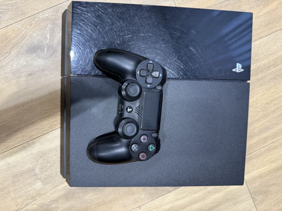 Приставка PS4 и джойстик