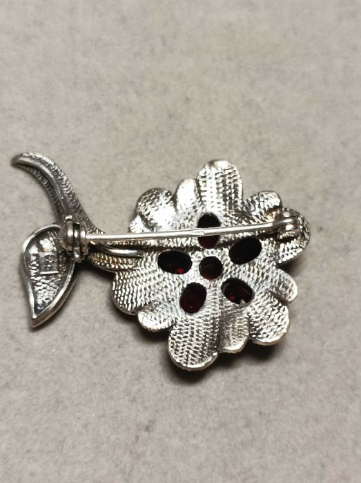 Сребърна брошка с гранати