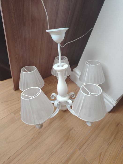 Люстра с пятью лампами, бу, белого цвета