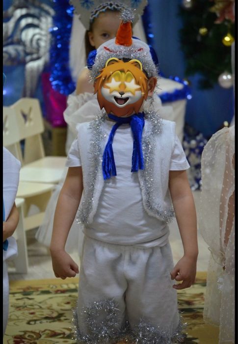 Продам новогодний костюм снеговика на 3-4 года