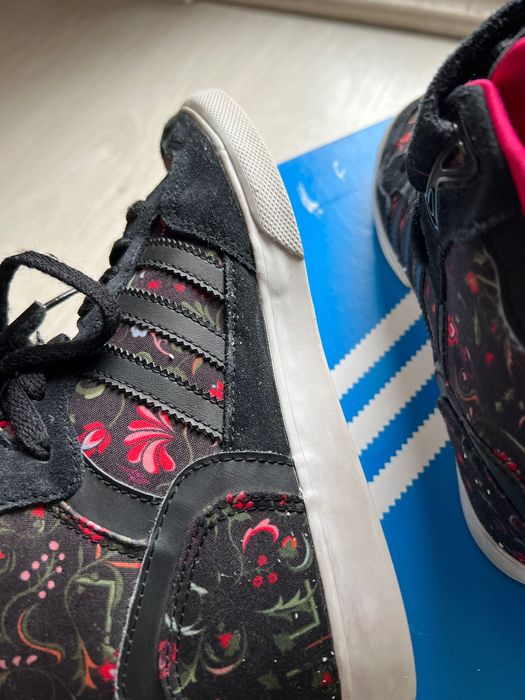 Кецове Adidas на платформа и кецове Diesel