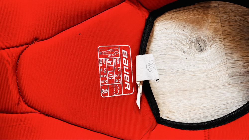 Vand costum complect  hockey folosit stare buna