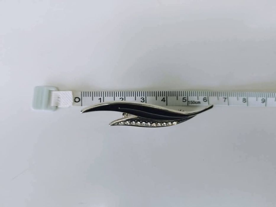 Veche brosa in forma de frunza cu email negru si pietre albe