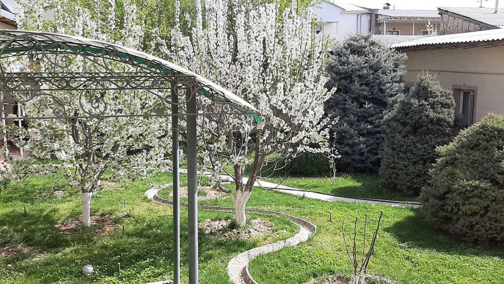 Продаётся двух этажный кирпичный дом в Хасанбае 10 соток