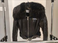 Плътно кожено яке VALENTINO от агнешка кожа и с пищна яка от лисица