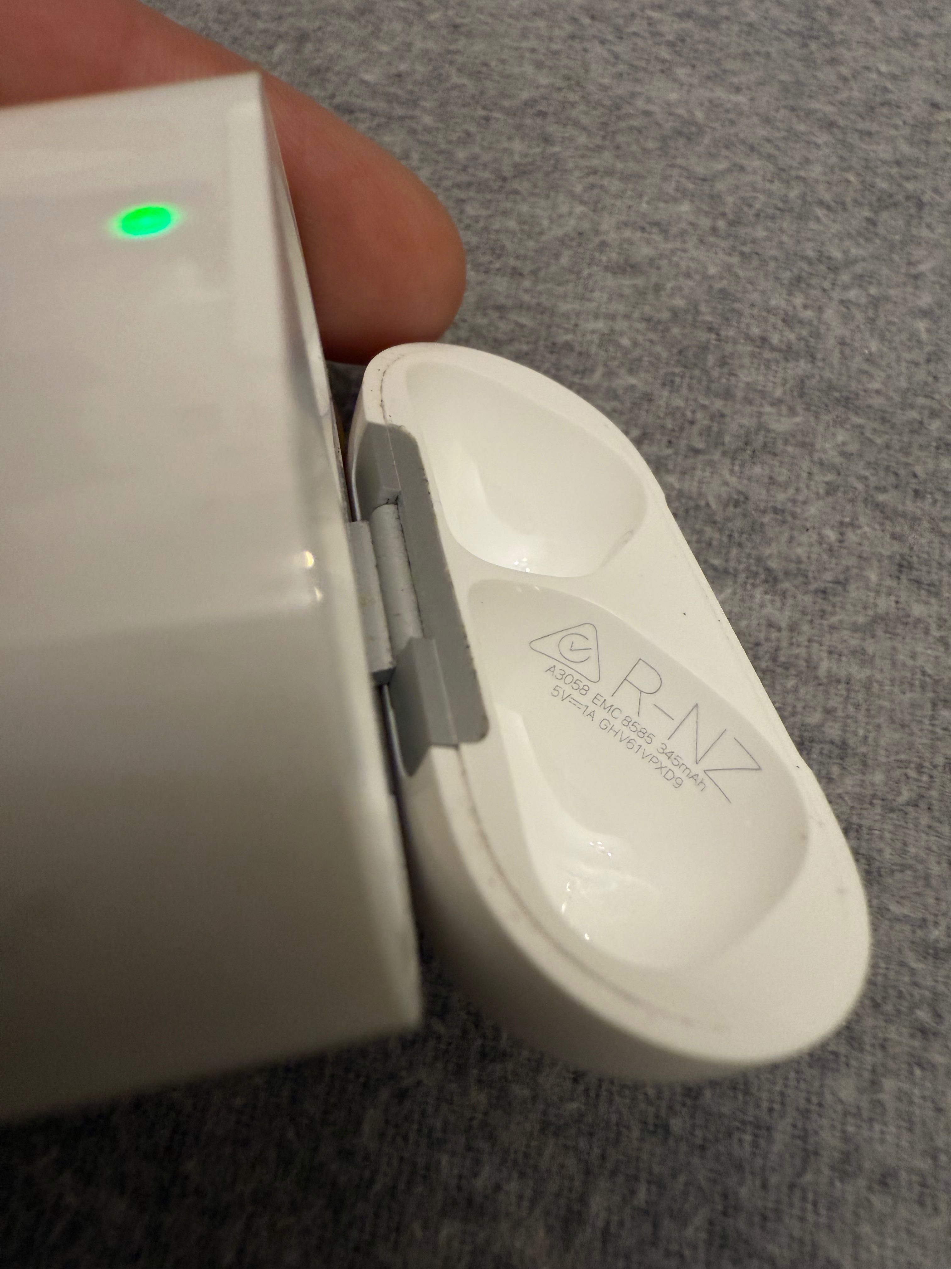 Кутийка за Слушалки AirPods 4th Generation (без ANC), Модел A3058