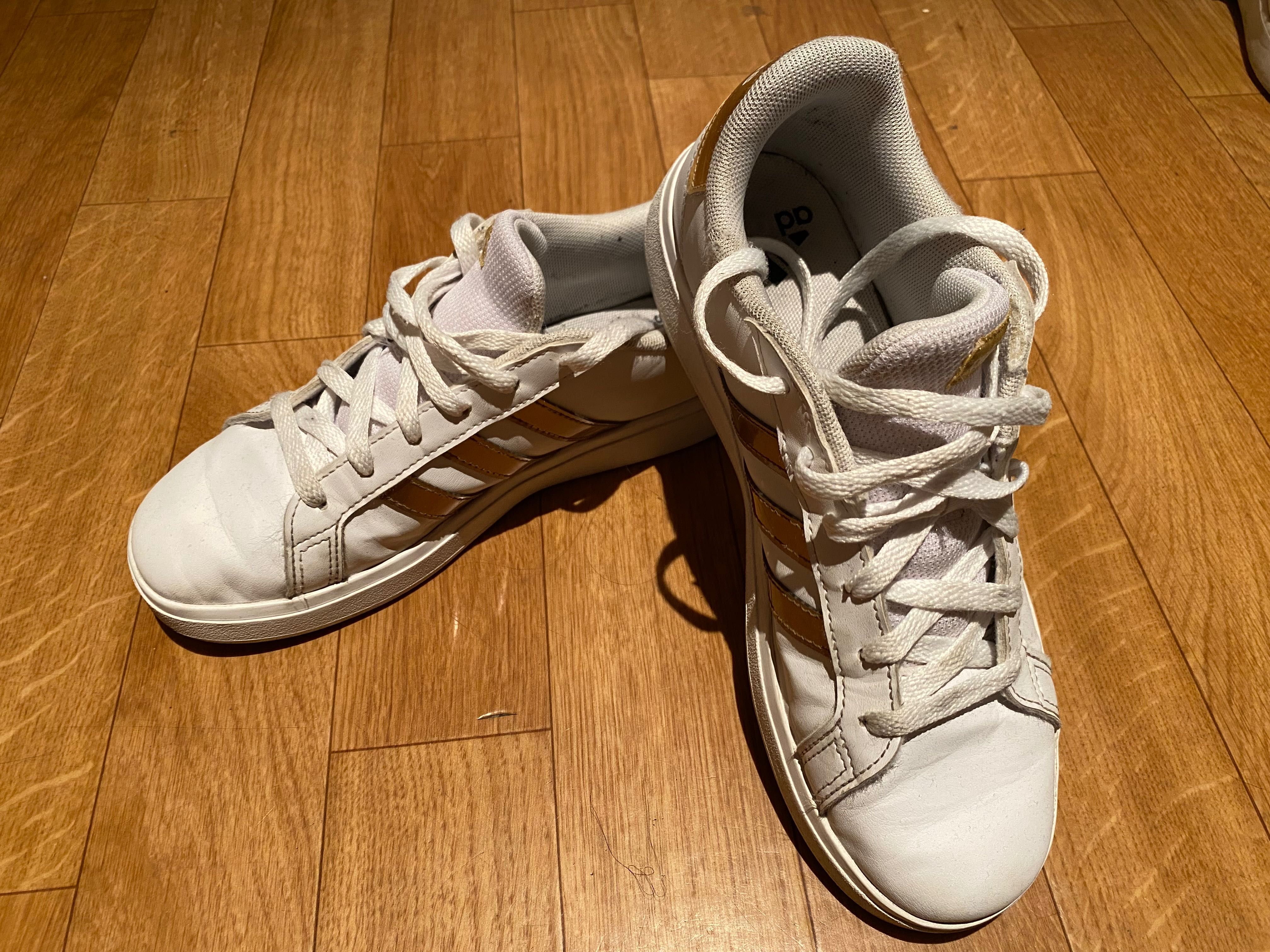 Pantofi sport, fete, culoare alb, logo auriu, marime 37 1/3