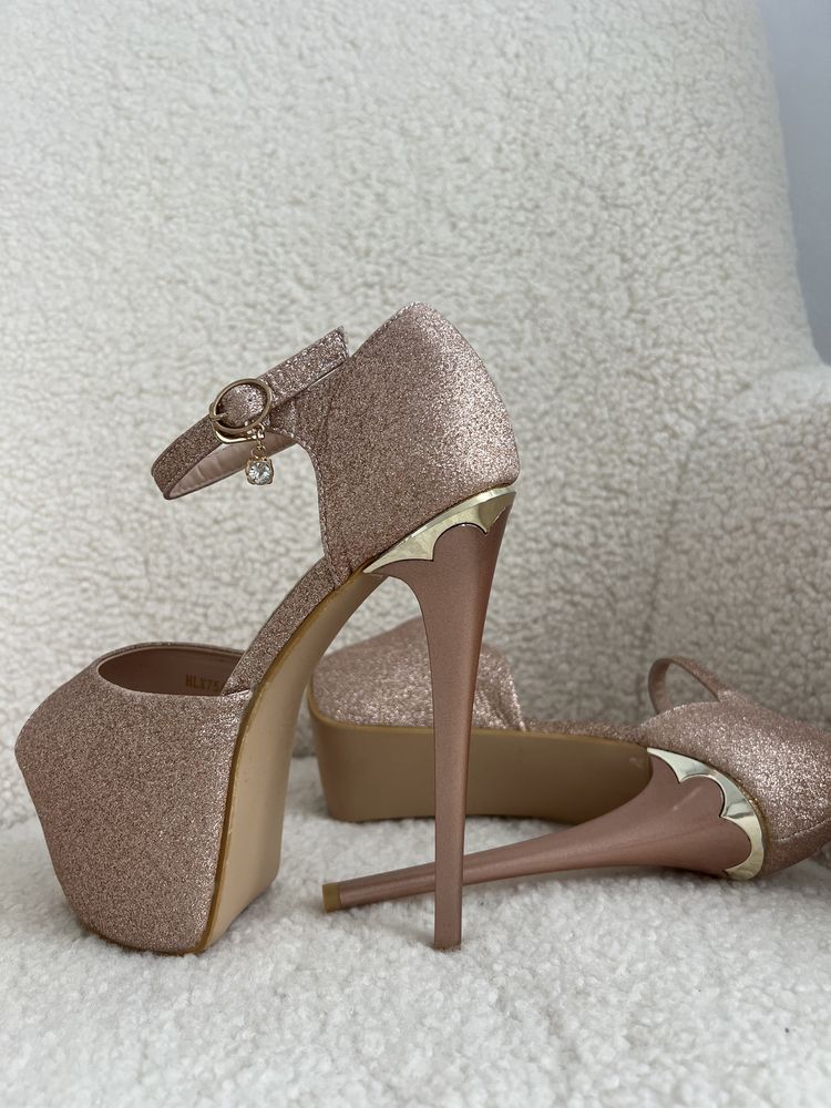Vand Sandale cu toc elegante