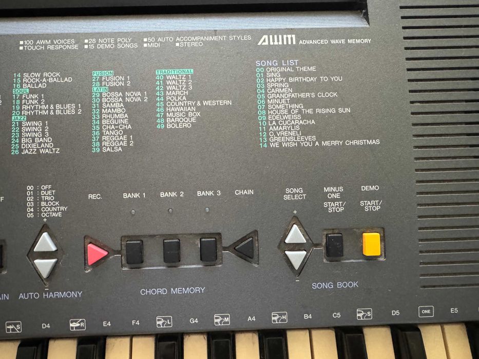 Синтезатор,пиано  YAMAHA PSR-300