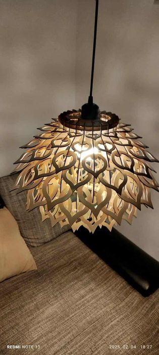 Vând lustră elegantă din lemn MDF