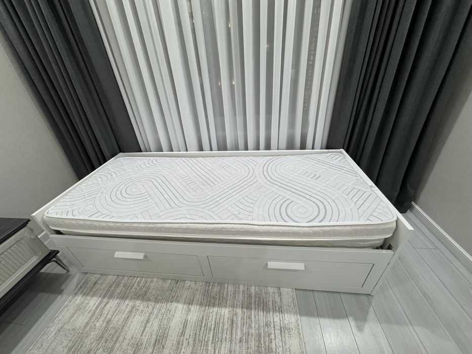 Продаётся детская кровать с ящиками и матрасом