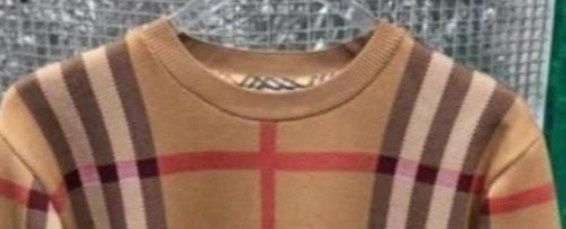 Pulovar Burbbery super model, import Italia, saculet, etichetă