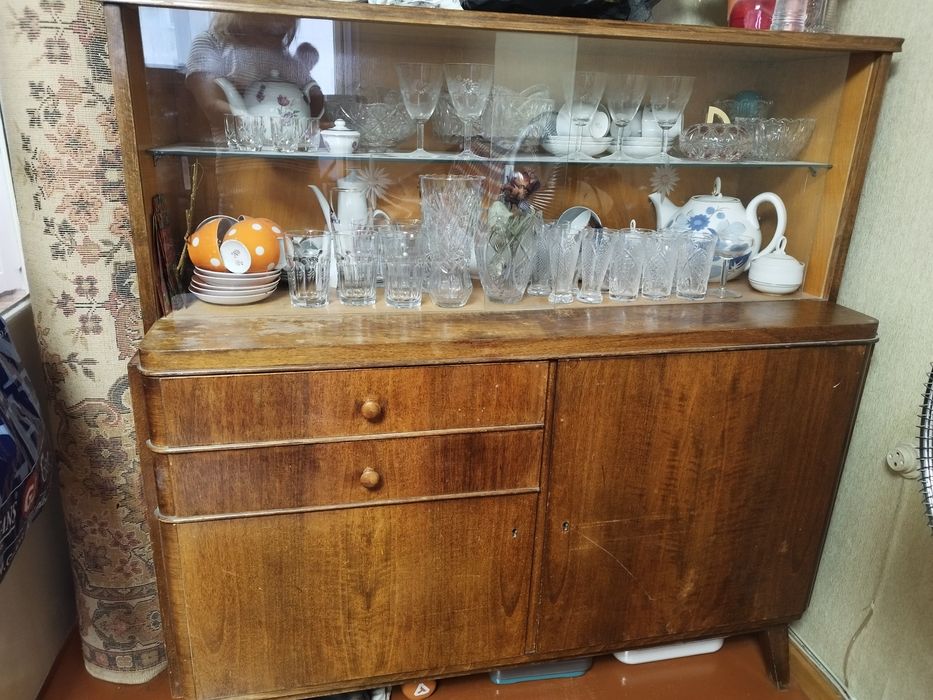 Продам сервант старинный