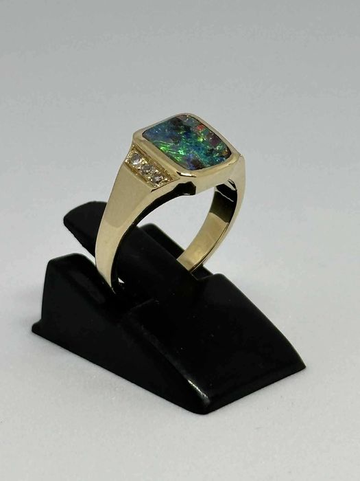 Златен пръстен с опал и диаманти - 4.31гр.