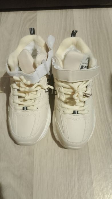 Продам женские зимние кроссовки