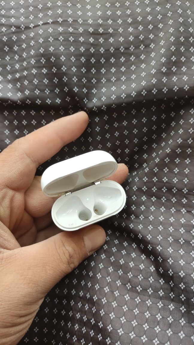 Продам оригинал кейс от airpods 2