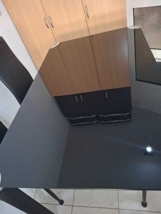 Продавам много запазени  стъклена маса И 4 кожени стола