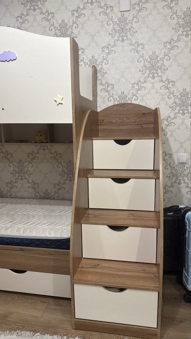 Двухэтажная кровать