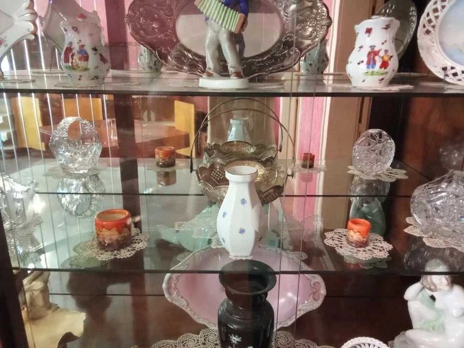 Vitrina veche cu multe piese frumoase la Satu Mare