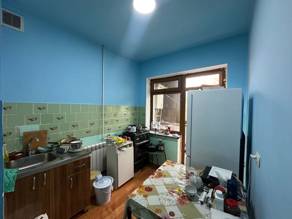 Срочно продам в Чирчике 1 комнатную на 2 этаже кирпичный дом